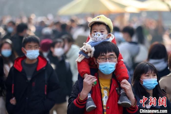 南京商圈的辐射力不仅吸引本地市民，优惠红包更是随着地铁、轻轨、高铁发到邻省邻市。　泱波 摄