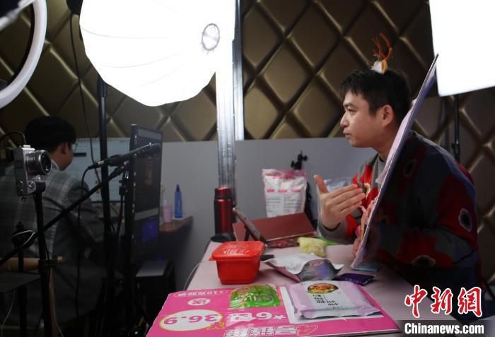图为主播直播带货螺蛳粉。　蒙鸣明 摄