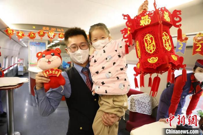 动车工作人员与小乘客亲密互动。　刘松霖 摄