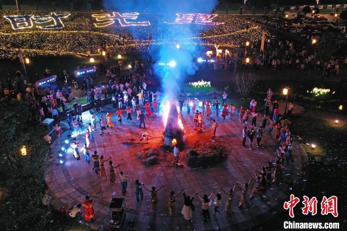 图为夜间的江西省吉安市安福县“幸福小镇”，当地民众正在举行“烧塔”活动。　刘占昆 摄