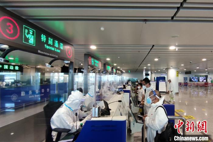 边检民警检查入境旅客。　陕西边检总站供图