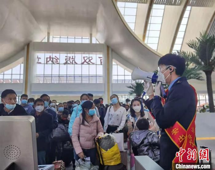 图为春运期间在中老铁路西双版纳站排队乘车的旅客。
