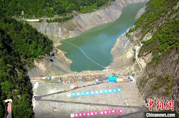 空中俯瞰理县杂谷脑河狮子坪水库大坝施工现场。　侯玉杰 摄