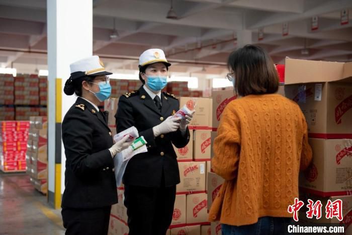 邕州海关关员对出口八宝粥开展现场查验。　张杰 摄