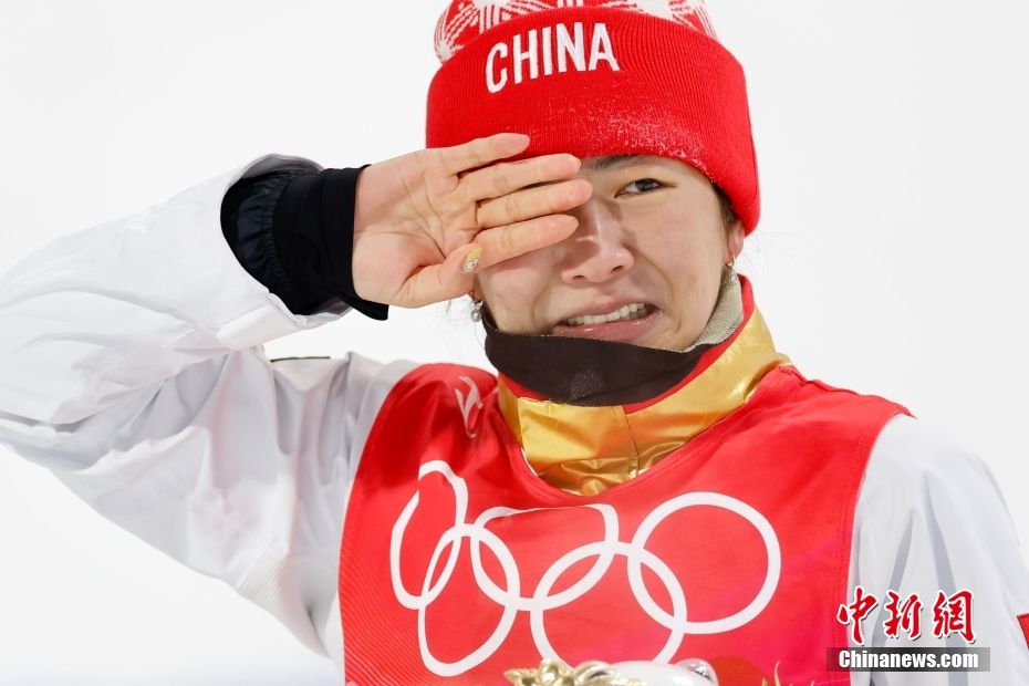 2月14日，北京2022年冬奥会自由式滑雪女子空中技巧决赛在张家口云顶滑雪公园举行，中国选手徐梦桃夺得冠军。图为徐梦桃在颁发纪念品仪上激动落泪。 中新社记者 富田 摄