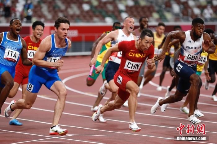 资料图为2021年8月6日，东京奥运会男子4X100米接力决赛，中国选手吴智强（右二）、苏炳添（左二）在比赛中。 中新社记者 富田 摄