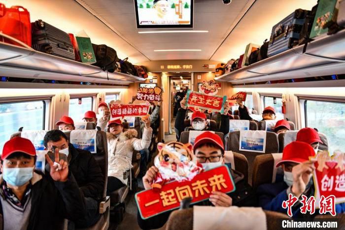 务工人员满怀憧憬奔征程。　汉中车务段供图