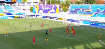 北京时间6月19日，U17亚洲杯小组赛第2轮的对决，中国队迎战澳大利亚队。上半场比赛，澳大利亚16分钟之内连入4球。澳大利亚全场补时阶段再下一城。而中国队门将谢龚博2次扑出对手点球，王钰栋和蒯纪闻为中国队打入2球；下半场，王钰栋完成梅开二度，但最终中国国少还是3-5惜败给澳大利亚，前2轮战罢1平1负，末轮将对阵沙特。中国队和澳大利亚队预赛阶段曾经遇到过，中国队1-3负于对手。小组赛首轮，澳大利亚0-2负于沙特，而中国队则是1-1和塔吉克斯坦握手言和。第7分钟，刘铁诚禁区内犯规送点，好在伊兰坤达操刀主罚的点球被中国队门将谢龚博扑出，随后的补射再次被谢龚博挡出。第9分钟，澳大利亚右路低平球传中，伊兰坤达铲射得手，中国队的城池还是告破，0-1。第12分钟，澳大利亚队的德阿布雷乌禁区前沿远射，皮球弹地造成中国队门将谢龚博出现黄油手，中国队0-2落后。第14分钟，中国队前场抢断得手，王钰栋点球点附近接横传，晃开防守推射空门为中国队扳回1球，1-2。第18分钟，伊兰坤达禁区前沿远射打出世界波，澳大利亚取得3-1的领先。第27分钟，澳大利亚右路突破后传中，格拉松近距离推射得手，澳大利亚取得4-1的领先。第34分钟，伊兰坤达拿球杀入禁区，最后的劲射被谢龚博扑出。第39分钟，中国队后卫杨博雯禁区内放倒对手，澳大利亚再次获得点球机会，不过谢龚博再次将对手主罚的点球扑出。上半场补时第2分钟，伊兰坤达拿球一路杀到底线，最后的小角度射门击中立柱。上半场补时第7分钟，蒯纪闻远射为中国队扳回1球，中国队2-4落后进入下半场。第49分钟，蒯纪闻禁区前沿的弧线球兜射，擦着远端立柱偏出。第52分钟，伊兰坤达操刀主罚禁区前沿任意球，皮球擦着横梁飞出底线。第54分钟，孙康博杀到禁区前沿，一脚低射角度太正，被对手门将将球没收。第57分钟，王钰栋禁区内连续晃开防守，随后近距离一脚挑射得手，中国队再追1球，3-4。第77分钟，刘铁诚禁区内的射门，击中对手门将胸部。