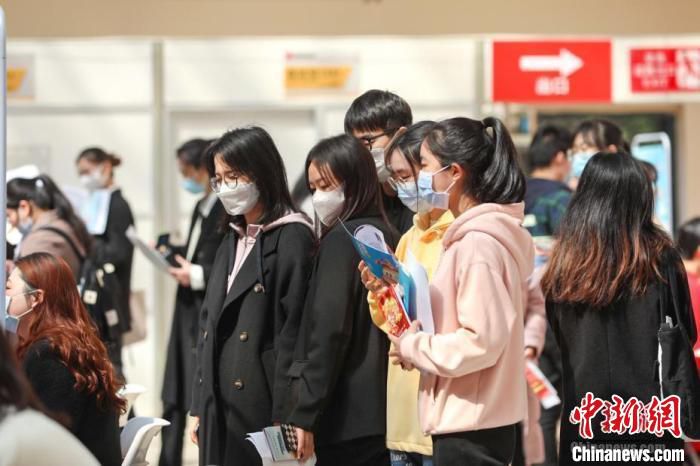3月8日，位于江西南昌的江西财经大学蛟桥园校区，几位大学生在排队等待面试。(资料图) 刘力鑫 摄