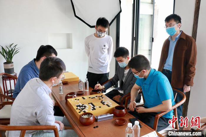 4月12日，选手们在杭州亚运会中国国家围棋队选拔集训期间切磋。　张斌 摄