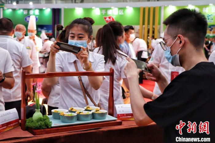 市民们给美食拍照留念。　孙汉仑 摄