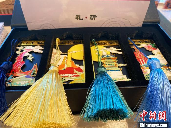 图为推介会现场展示山东文创产品。　张玮 摄