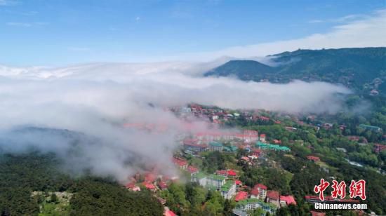 资料图：航拍雨后放晴的庐山出现壮美云海景观，蓝天之下，滚滚云海越过逶迤群山，气势磅礴，风景壮美。 韩俊烜 摄