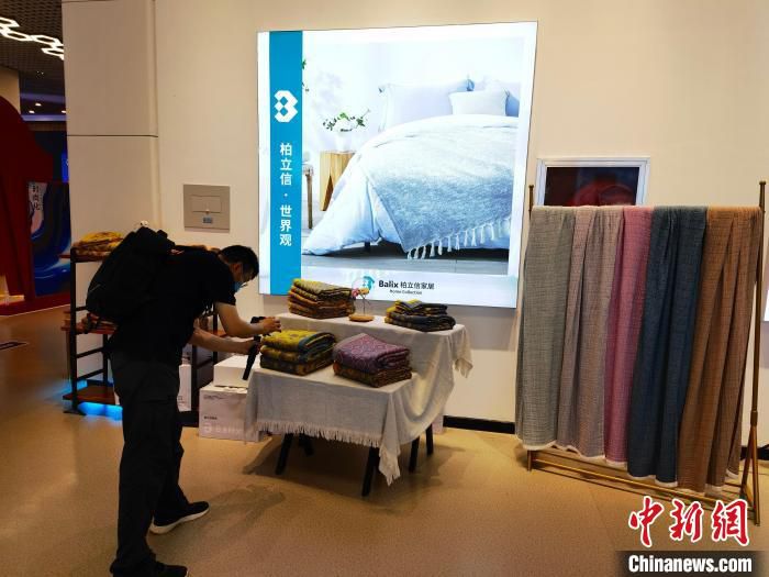 图为网红探店直播中。　吕子豪 摄