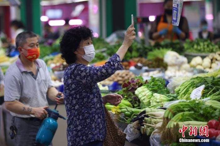 图为市民在南京一家农贸市场内买菜。（资料照片） 中新社记者 泱波 摄