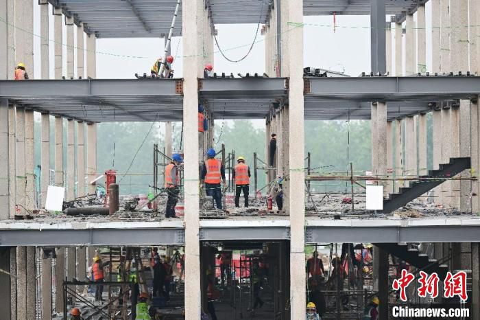 “五一”假期期间，500多施工人员在施工地上坚守岗位。　刘玉才 摄