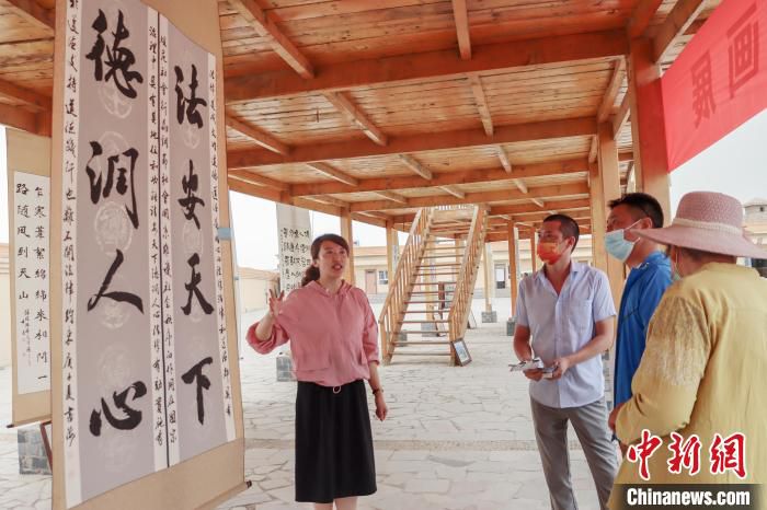 活动中还举办了“以莲为伴·与廉同行”书画展、笔会活动和廉洁文化知识有奖问答。　孙梦月 摄