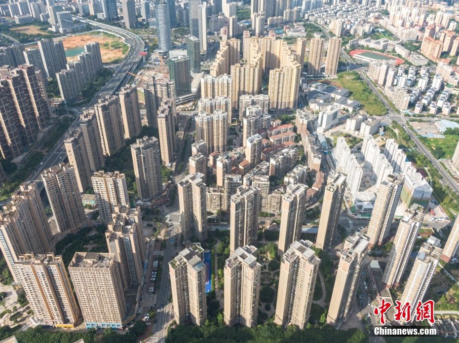 资料图为6月28日，航拍江西省赣州市的住宅小区。（无人机照片） 中新社记者 刘力鑫 摄