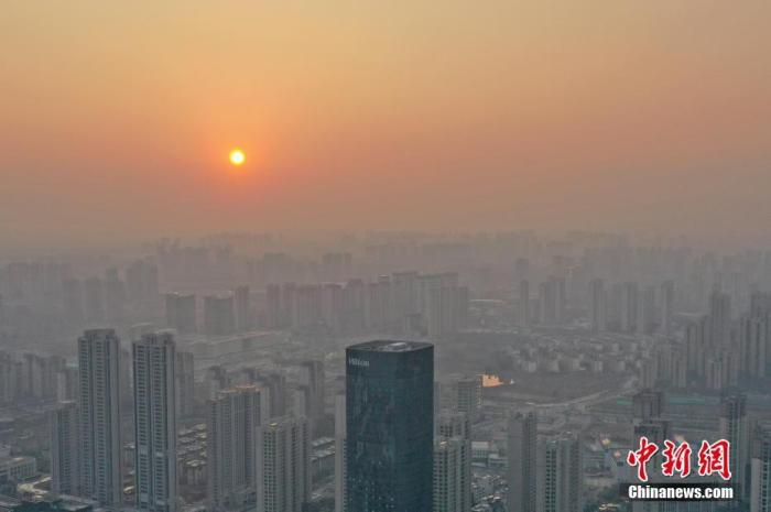资料图为航拍江西南昌的城市建筑。 中新社记者 刘占昆 摄