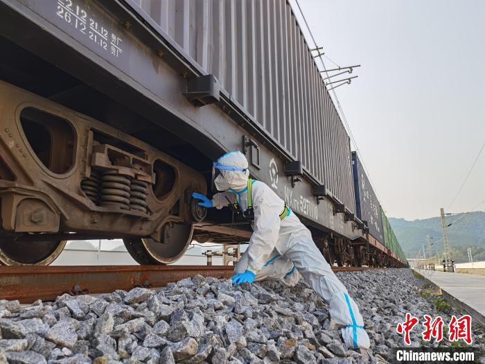 图为民警正在对班列进行查验。　磨憨出入境边防检查站供图