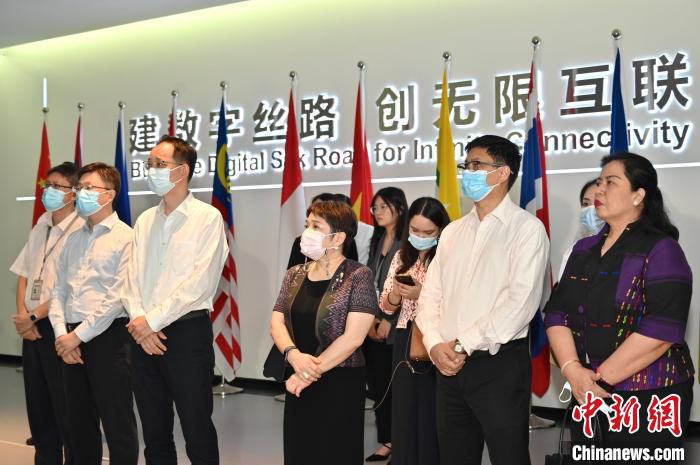 领事官员参访中国—东盟信息港。　俞靖 摄