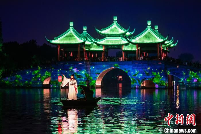 夜游瘦西湖，在夜幕时分感受光影的魅力，领略诗意的园林。　　纪凯 摄
