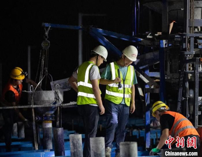 中铁上海工程局技术人员现场盯控混凝土浇筑。　中铁上海工程局供图