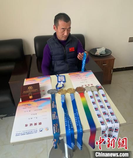 梁景怡的父亲梁彬介绍儿子的获奖情况。　郭立光 摄