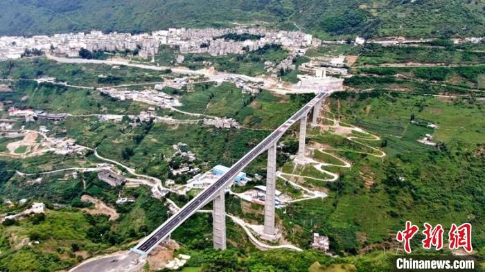 航拍建成通车的金阳河三峡连心桥。　四川路桥供图