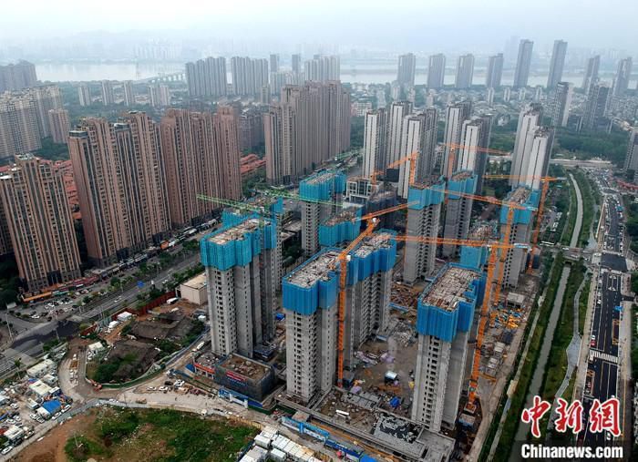 资料图：正在建设的住宅区。(无人机拍摄) 中新社记者 吕明 摄