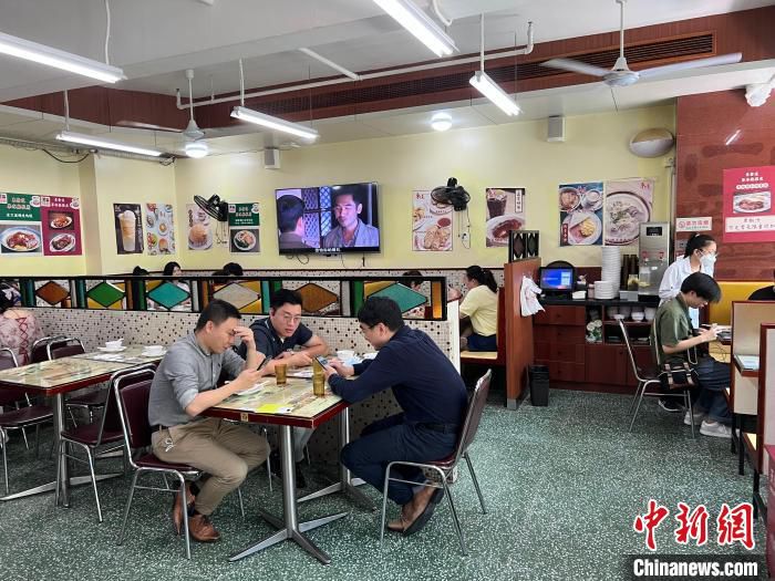 东发道茶冰厅恢复堂食 刘晓 摄
