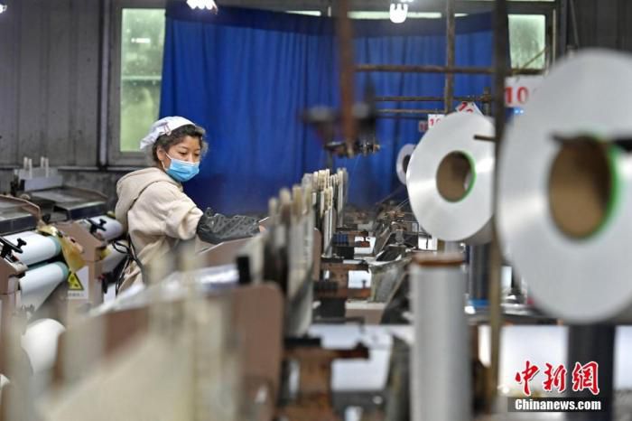 图为2月7日，工人在泉州一工厂作业。 中新社记者 王东明 摄