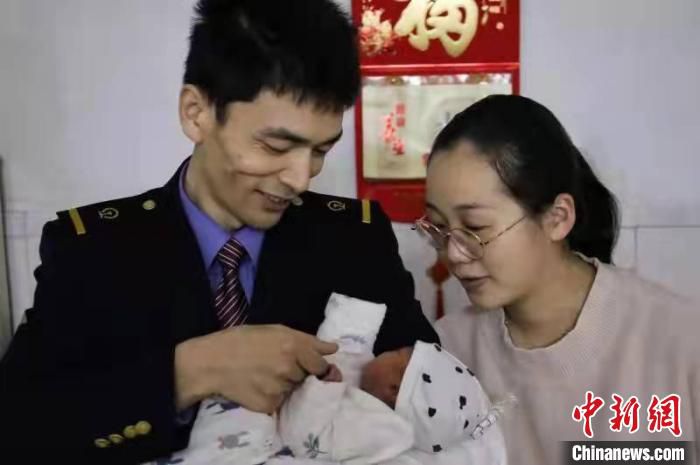 母西蓬一家三口 邓颖 摄