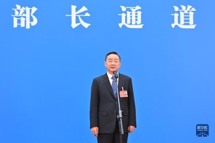 3月5日，第十三届全国人民代表大会第五次会议举行首场“部长通道”采访活动。这是农业农村部部长唐仁健通过网络视频方式接受采访。新华社记者 李鑫 摄