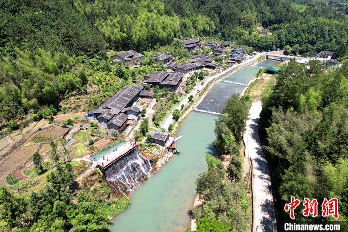 图为5月17日，航拍塘里古村。（无人机照片） 中新社记者 王东明 摄