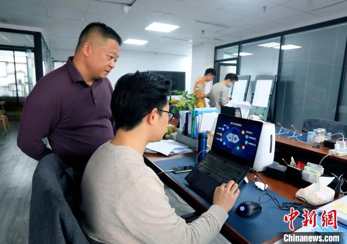 任志宇在工作中。　王磊 摄