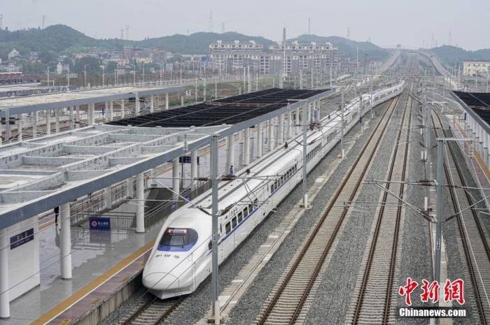 图为4月26日，即将在“五一”期间全面投入使用的安九高铁庐山站。 中新社发 张学东 摄
