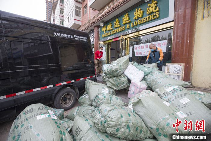 资料图为山西太原，工作人员分拣快递。 中新社记者 张云 摄