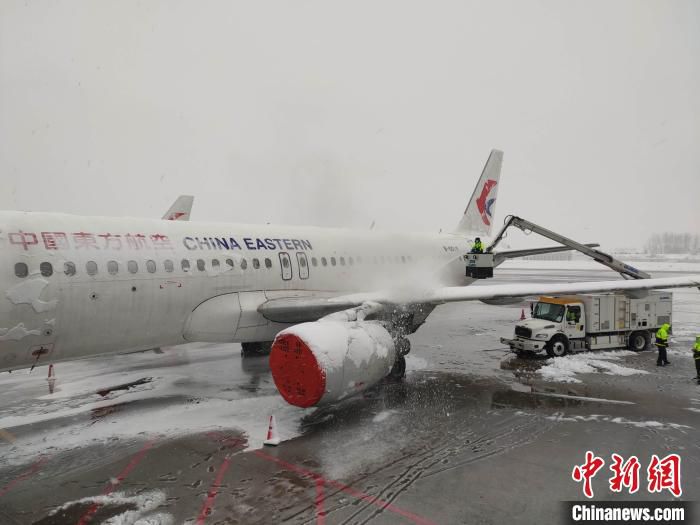 东航安徽分公司进行除雪作业 东航安徽分公司供图