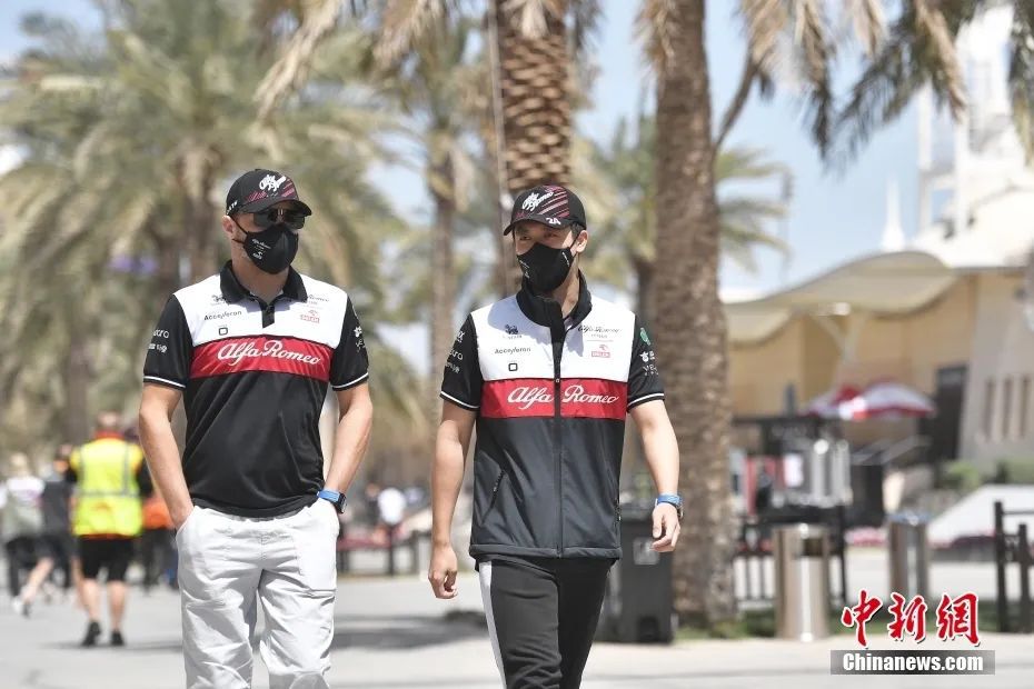 中国首位F1正赛车手周冠宇在巴林萨基尔赛道开启自己的F1生涯。中新社发 钱俊赛车运动 摄 图片来源：CNSphoto