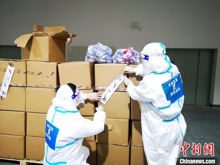 上海市市场监管局执法人员现场查封涉案消毒酒精。