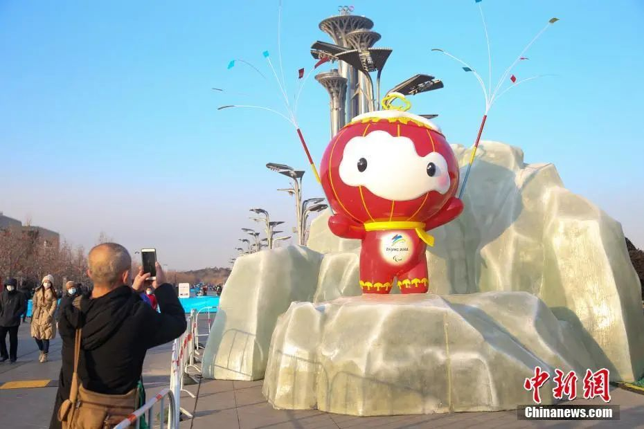 北京2022年冬残奥会吉祥物“雪容融”吸引路过的市民拍照打卡。中新社记者 易海菲 摄