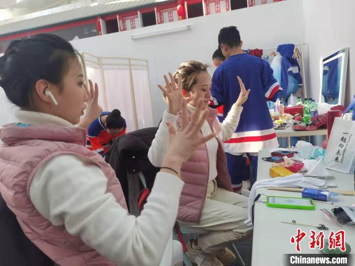 节目演出前，重庆市残疾人演员在化妆间里排练节目。　重庆市残联供图