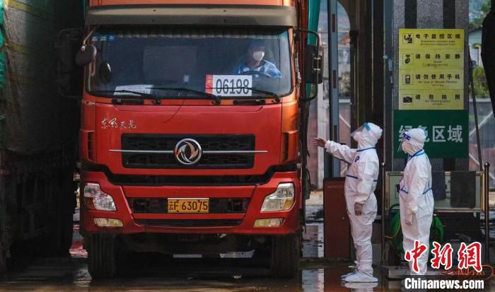 图为民警查验车辆。