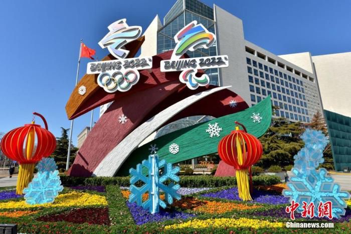 景观花坛从冬奥会向冬残奥会城市景观布置的转换完成。图片来源：视觉中国