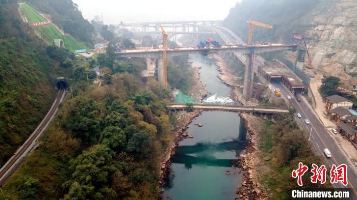 左边既有铁路宜珙支线南广隧道上方为正在建设的自宜高铁板栗山隧道和桥梁。　刘忠俊 摄