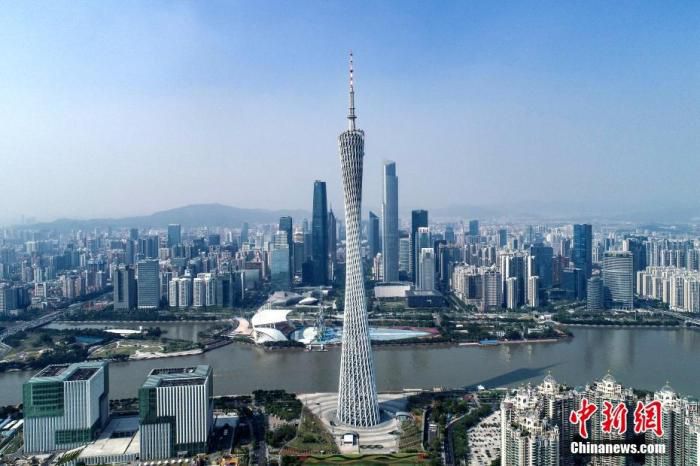 图为航拍镜头下的广州塔及其身后的天河中央商务区。中新社记者 陈骥旻 摄