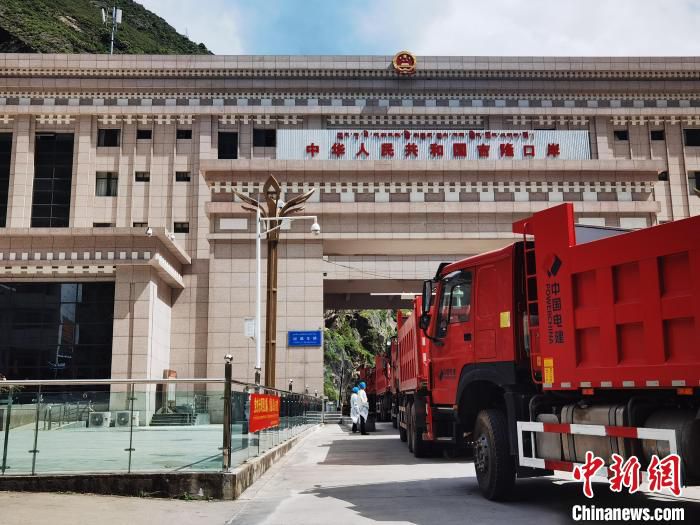 图为拉萨海关全力保障出口工程车辆自西藏吉隆口岸快速通关。资料图 拉萨海关供图