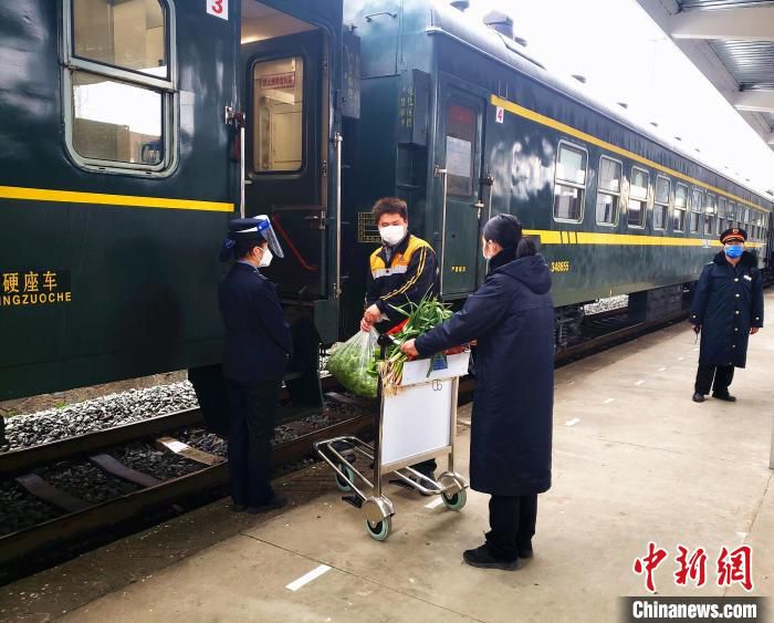 车站工作人员帮乘客搬运物资。　陈喆 摄