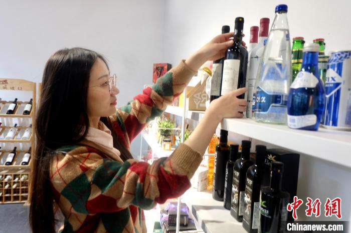 兰月备货中东欧酒水 李典 摄